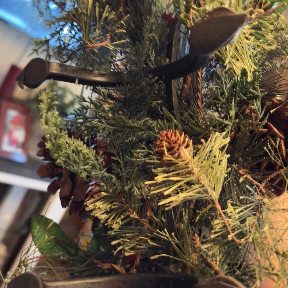 🌺𝐍𝐄𝐖-𝐑𝐮𝐬𝐭𝐢𝐜 𝐦𝐞𝐭𝐚𝐥/𝐢𝐫𝐨𝐧 Festive 𝟓 Candle Holder with Pinecones and Berries